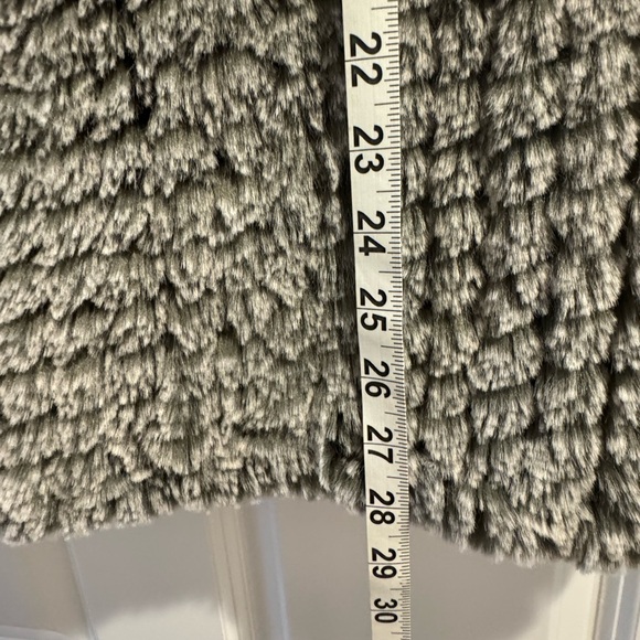 Fluffy and cozy vest by Aqua….brushes some white and greenish grey! - Picture 5 of 7